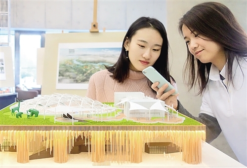 2019北京世园会植物馆设计方案“万花筒”发布现场，观众观看植物馆模型