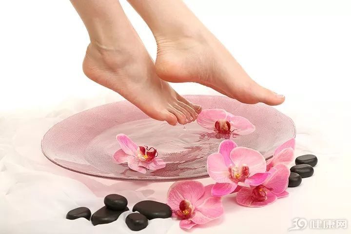 泡脚水温多少度最好?中医教你冬天藏阳气