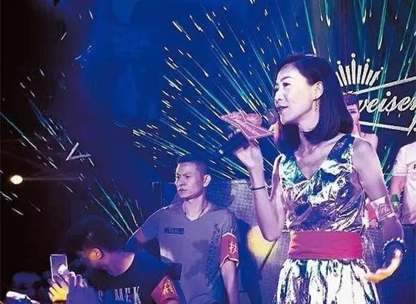 她是歌坛一姐,与谢霆锋地下情四年,却沦为酒吧歌手,患上抑郁症(组图) - 5