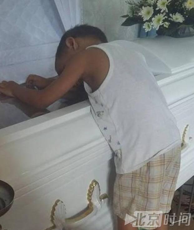 妈妈不幸去世 四岁儿子趴在棺材上沉默 一句话令身旁亲友痛哭