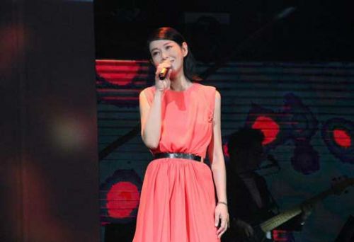 刘若英穿男装举办演唱会刷爆朋友圈 新电影要拍爱情故事