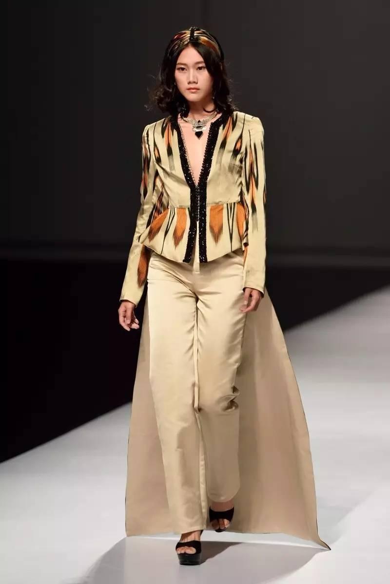 华丽的时尚新疆范儿 "艾德莱斯出天山"亮相广东时装周