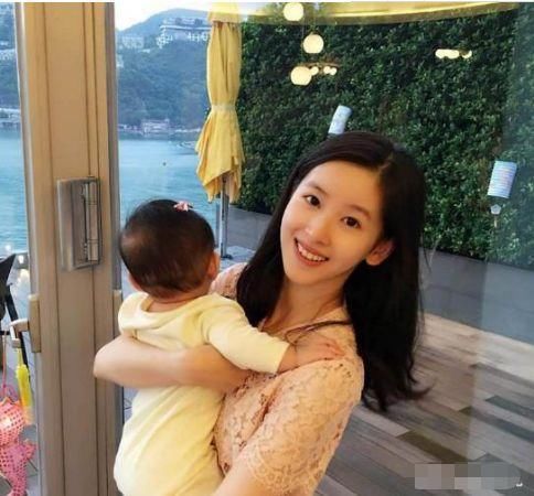 明星抱孩子:章泽天专业,杨幂帅气,杨洋搞怪,我就