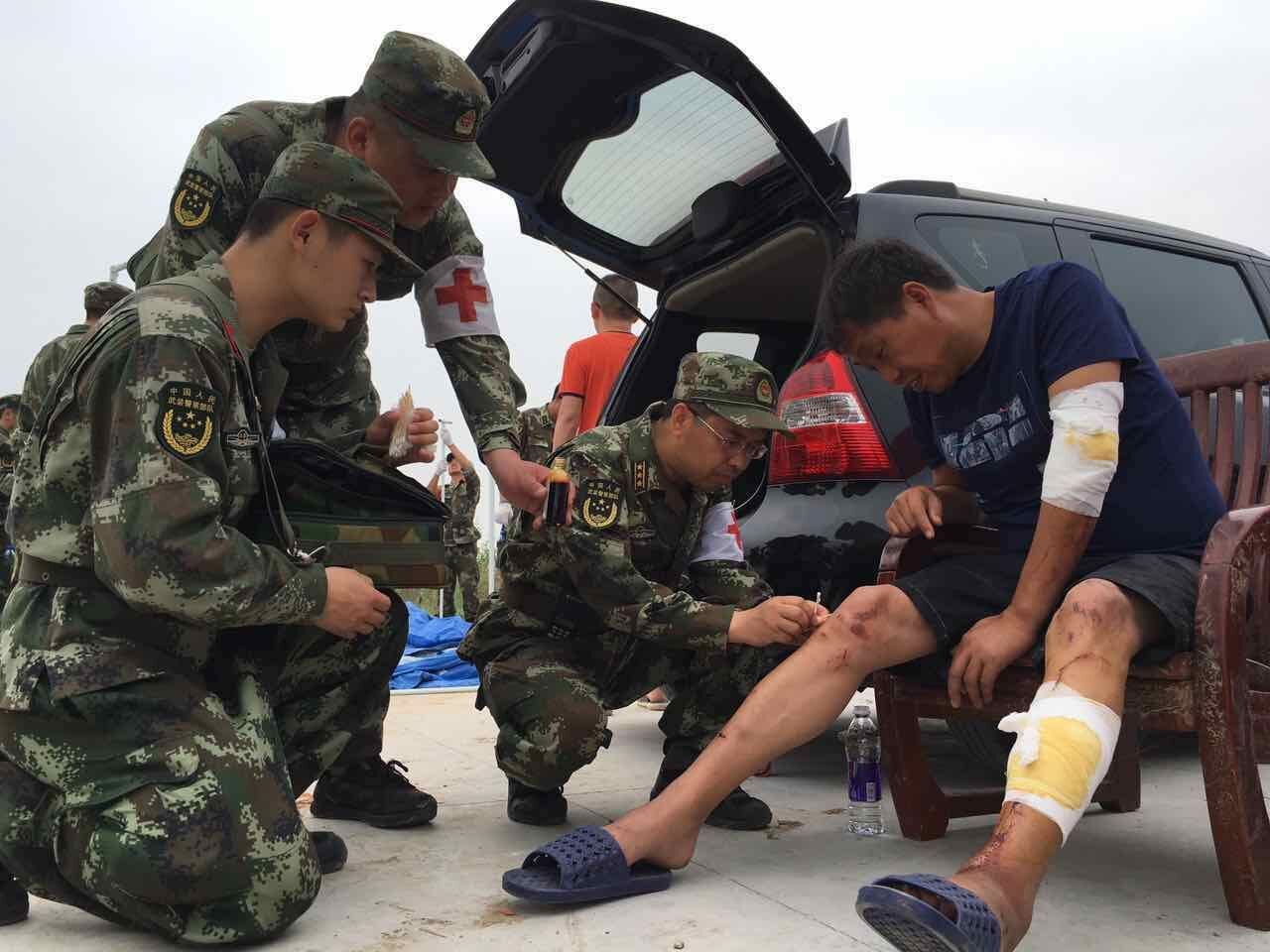 2016年6月23日,江苏盐城遭遇特大龙卷风冰雹灾害,武警江苏省总队迅速调集1200余名官兵紧急赶赴灾区救援。图为总队医疗分队开展巡诊活动。倪昊摄
