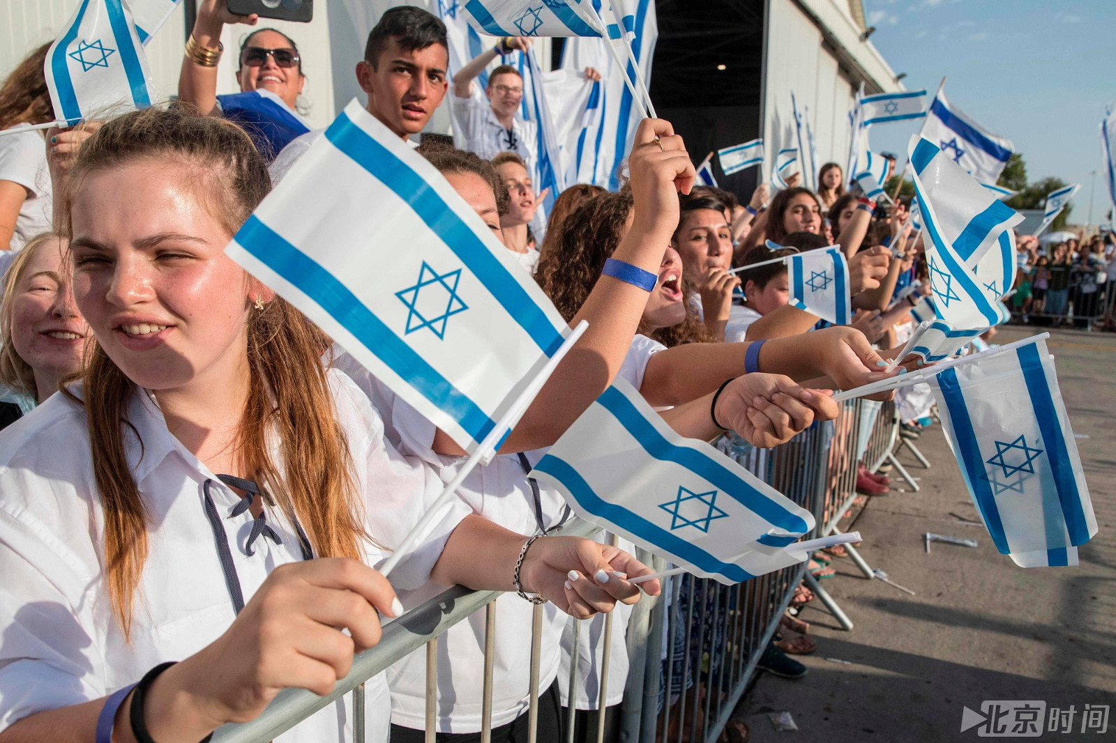 法国犹太人移民抵达以色列 机场激动亲吻大地