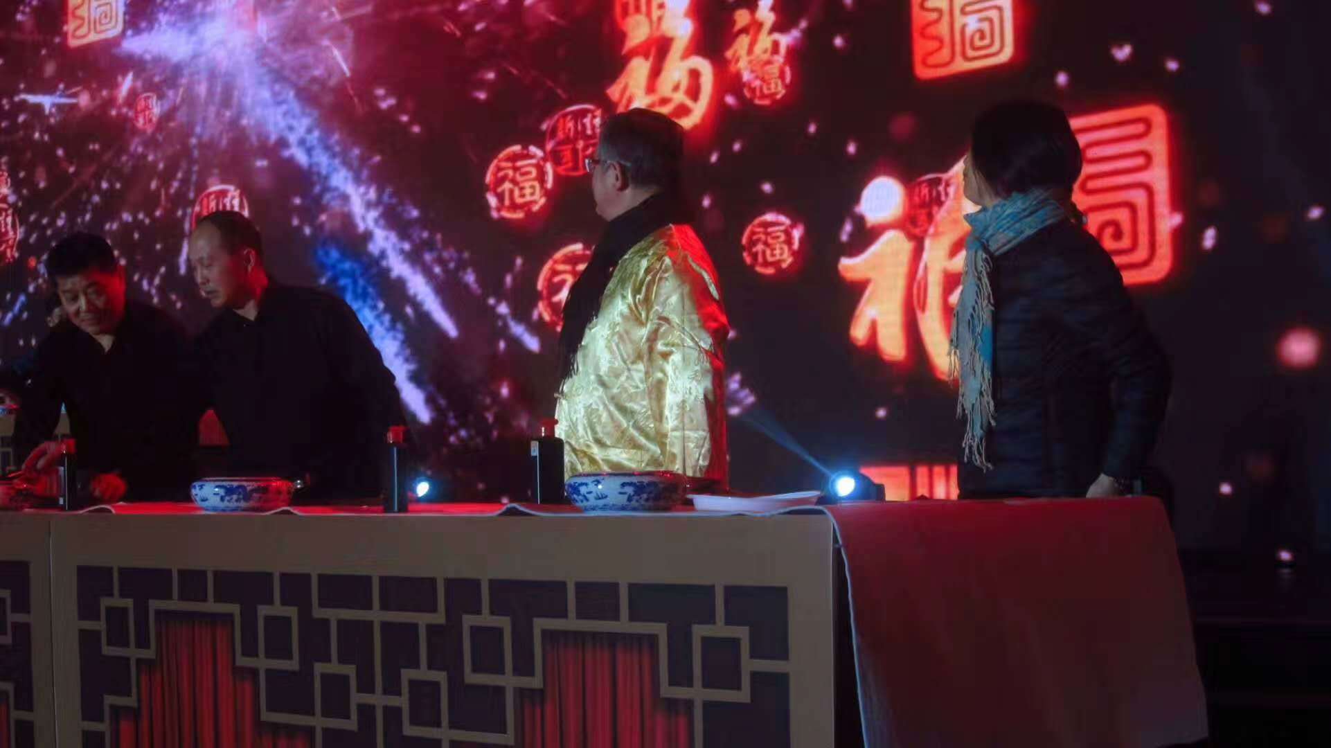 董廷超在泼墨中华情CETV2019 书画春晚舞台