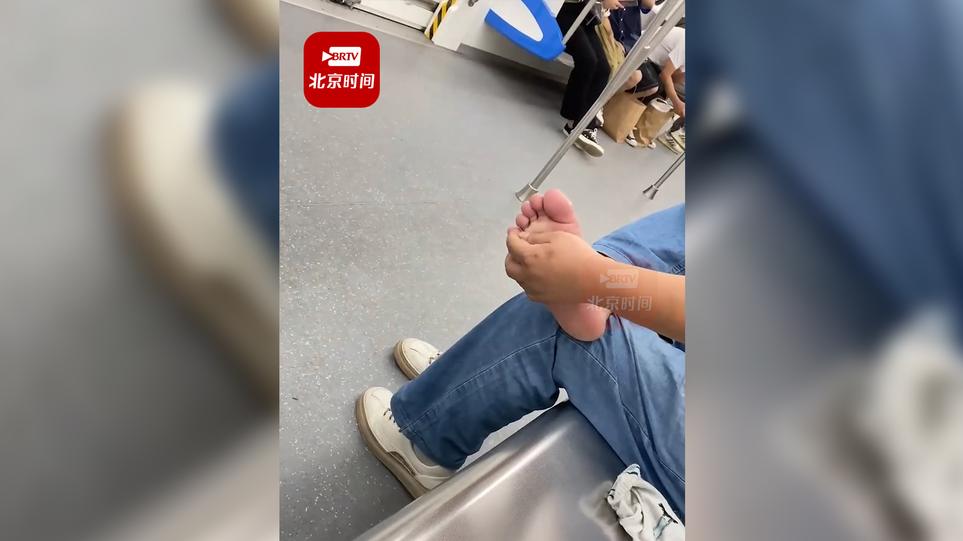 男子在地铁上脱鞋袜抠脚:袜子扔在邻座,连抠带搓 男子在地铁上脱鞋袜抠脚:袜子扔在邻座,连抠带搓