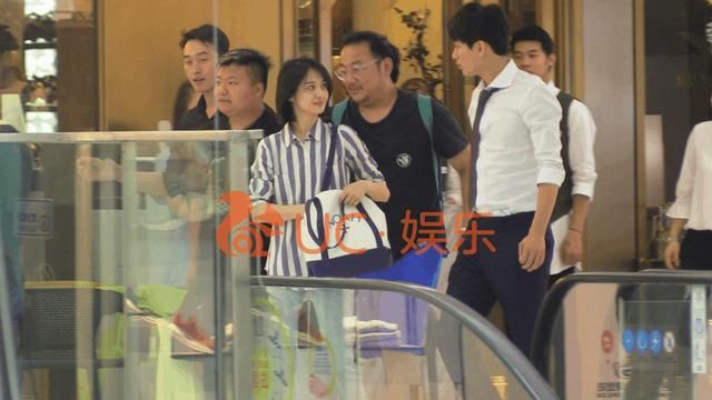 被郑爽圈粉!拍戏现场安慰导演怎么样我都陪着