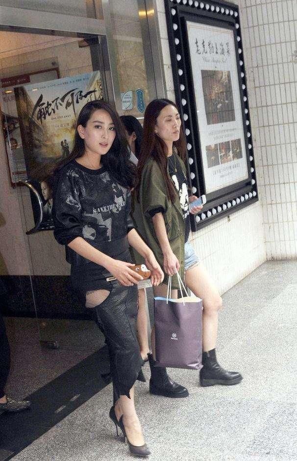 马苏大腿处包臀裙被撕裂, 网友: 那个黑色的东西