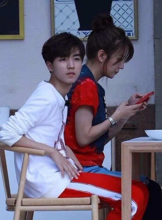 赵薇当众坐王俊凯大腿上惹争议?得知真相的黄有龙直呼:虚惊一场