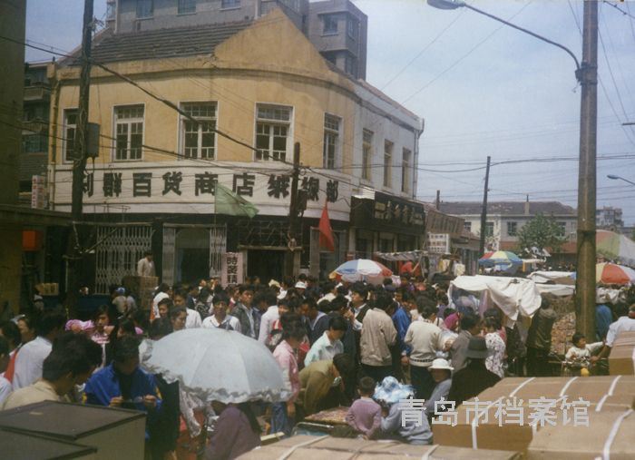 20世紀80年代臺東利群百貨商店門前人潮湧動.