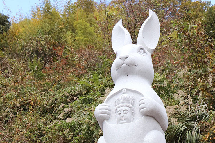 日本一寺庙建了个兔子观音像 一到晚上眼睛发红光