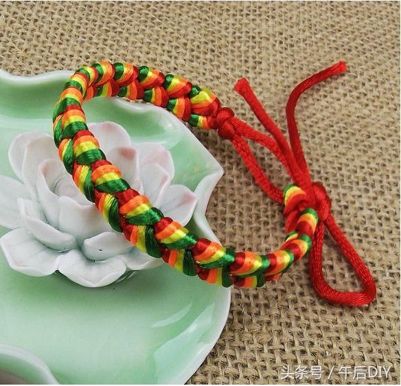 小时候最流行的塑料绳编织手链,现在已经越来