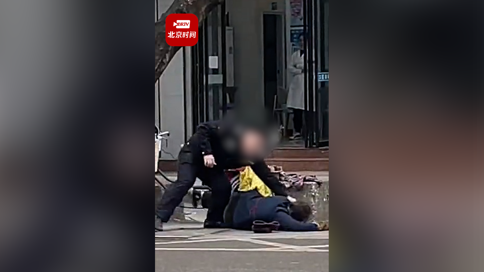 广西一城管当街推搡老人 官方：涉事人员不文明执法，已停职调查