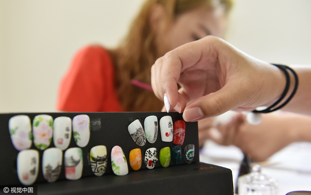 在指甲的方寸间描绘出一幅图案，是一门技术课程，又深蕴着丰富的文化艺术内涵。