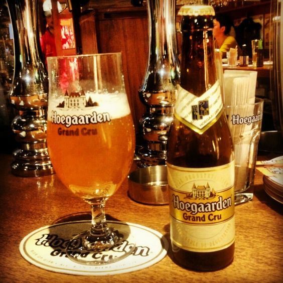 5.豪格登特级啤酒(Hoegraarden Grand Cru)这款白啤酒本来就以清爽带微酸(酿造时添加陈皮)闻名，口感上比较复杂，一口喝下去先酸、后苦，接着是回味时的甘甜。通常是酒场老司机会比较偏爱的一款，不过8.5度的酒精度也不千万不容小觑。