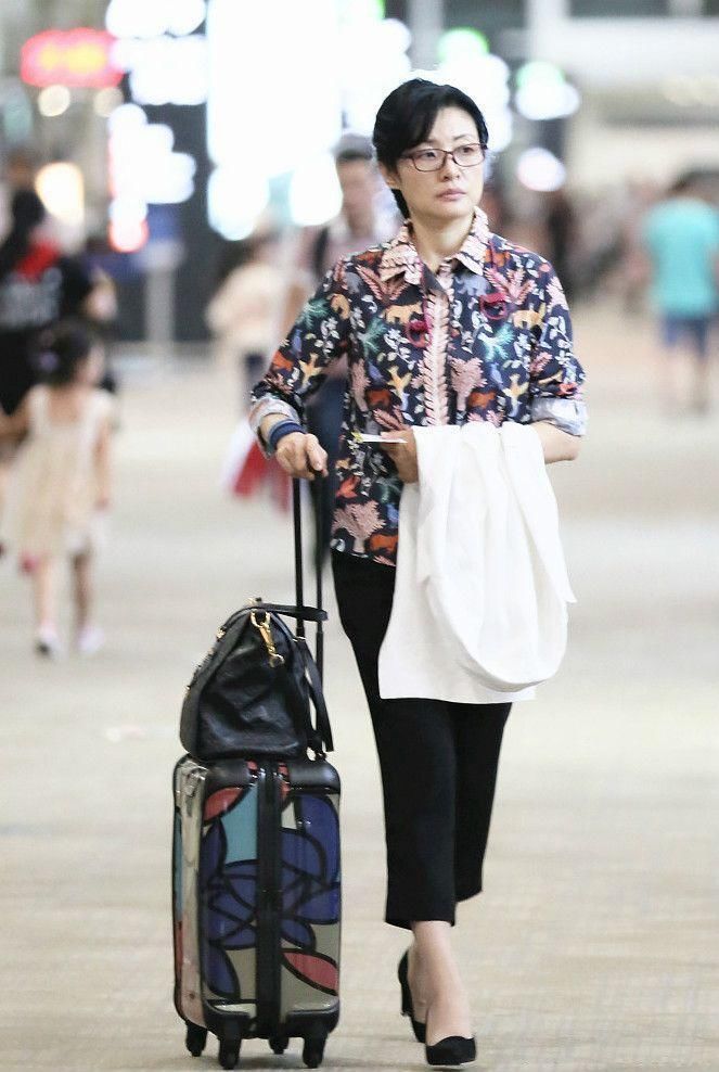 央视主持人周涛大胆素颜,网友:怎么比董卿还上