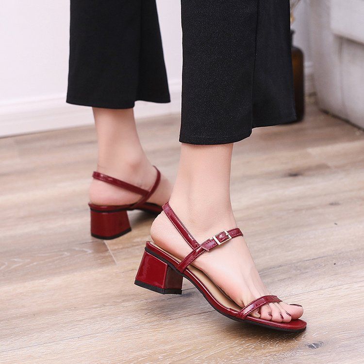 为什么女孩子光脚穿凉鞋会很美?看着这些你才