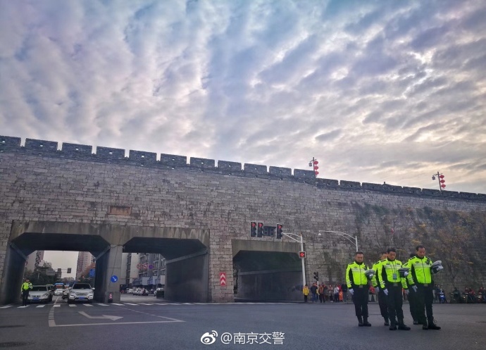 12月13日，嘹亮的警报声响彻南京城上空。