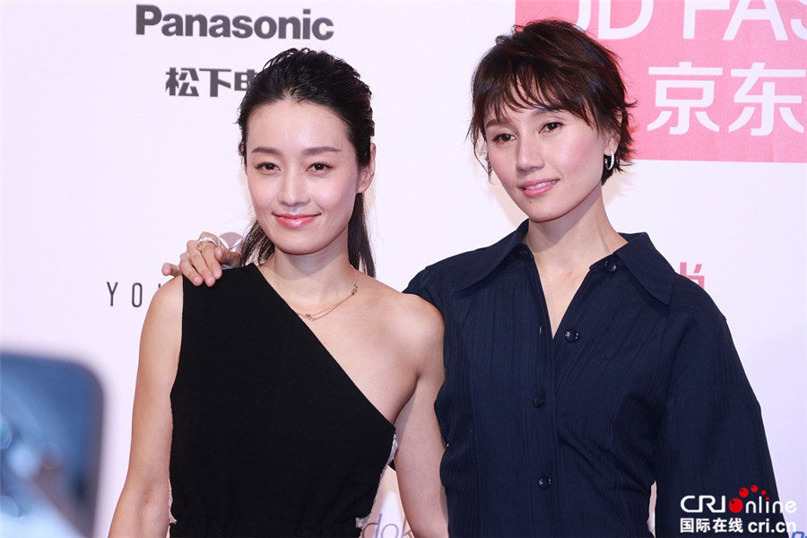 马伊琍马尾飘逸秀香肩 与袁泉 马伊琍马尾飘逸秀香肩 与袁泉