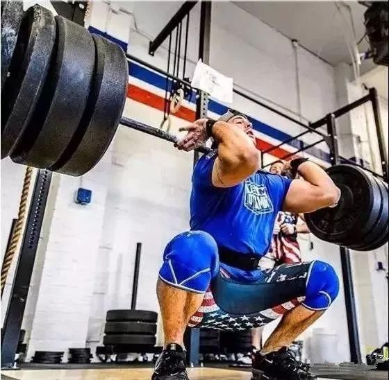11岁男孩深蹲180斤做组?长不高怪还有3秒钟