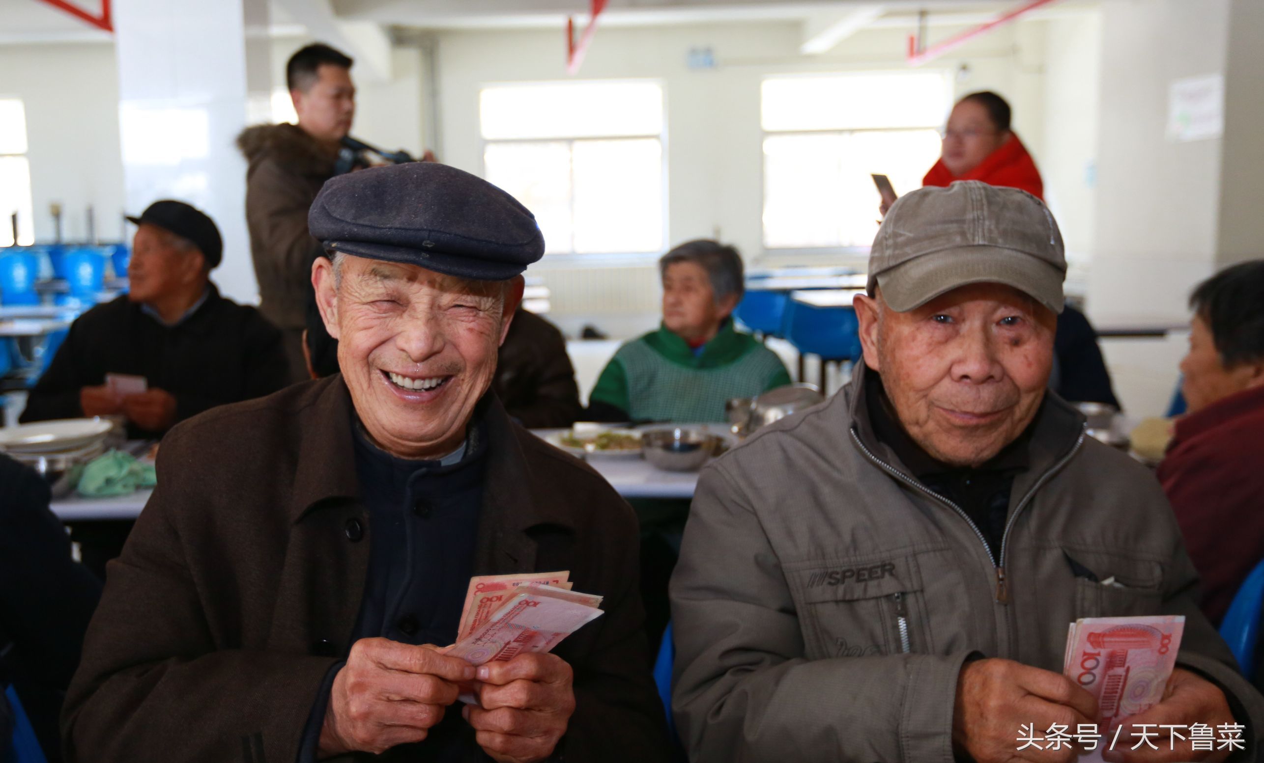 实拍:现场送168个千元红包,一对夫妇25载敬老