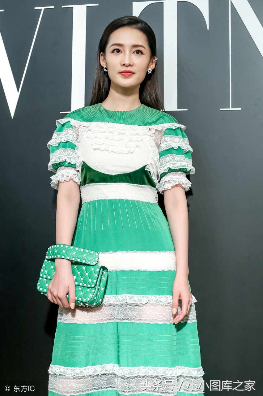李沁穿绿白蕾丝拼接连衣裙亮相,网友:有蚊子,高