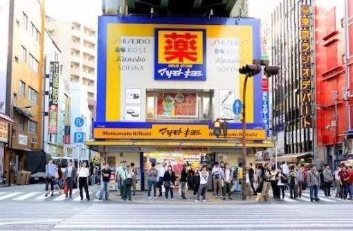 中国游客去日本看樱花购物,却在大药店买了空