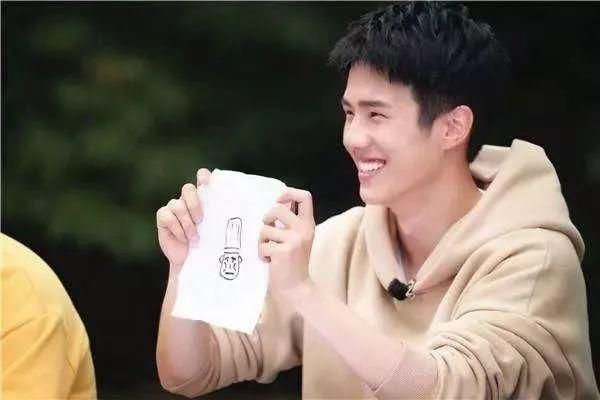 高能少年团曝海报拍摄花絮,董子健的身高真是