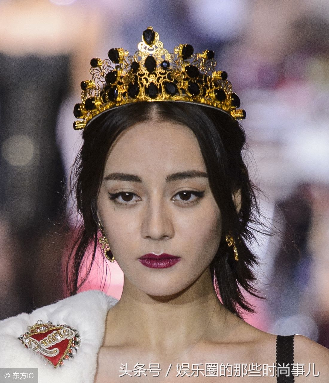 迪丽热巴亮相时装秀,网友:好好的化那么浓的女