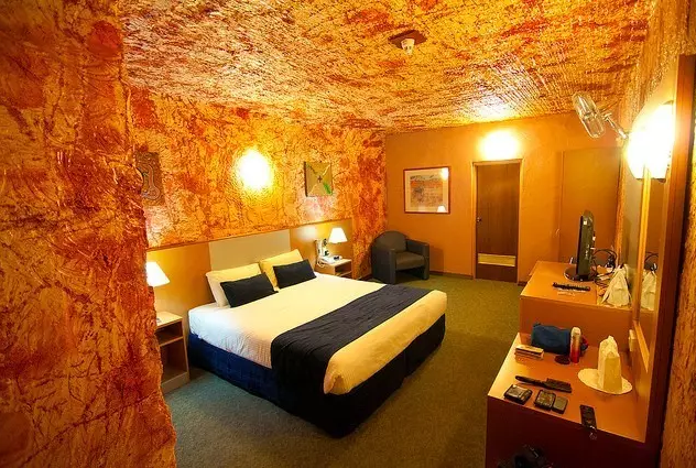 澳洲地下小镇住着三千多人:教堂餐厅赌场俱全 澳洲地下小镇住着三千多人:教堂餐厅赌场俱全