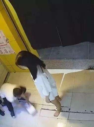 一个柜子拿走产品,近两个小时里,进出超市多次,男孩先后打歪摄像头,用