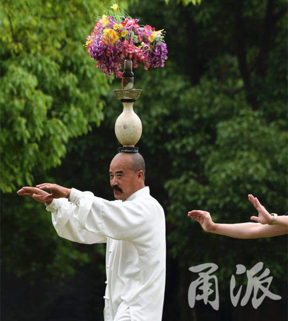 绝活!老人头顶4公斤花瓶 日湖公园潇洒练太极