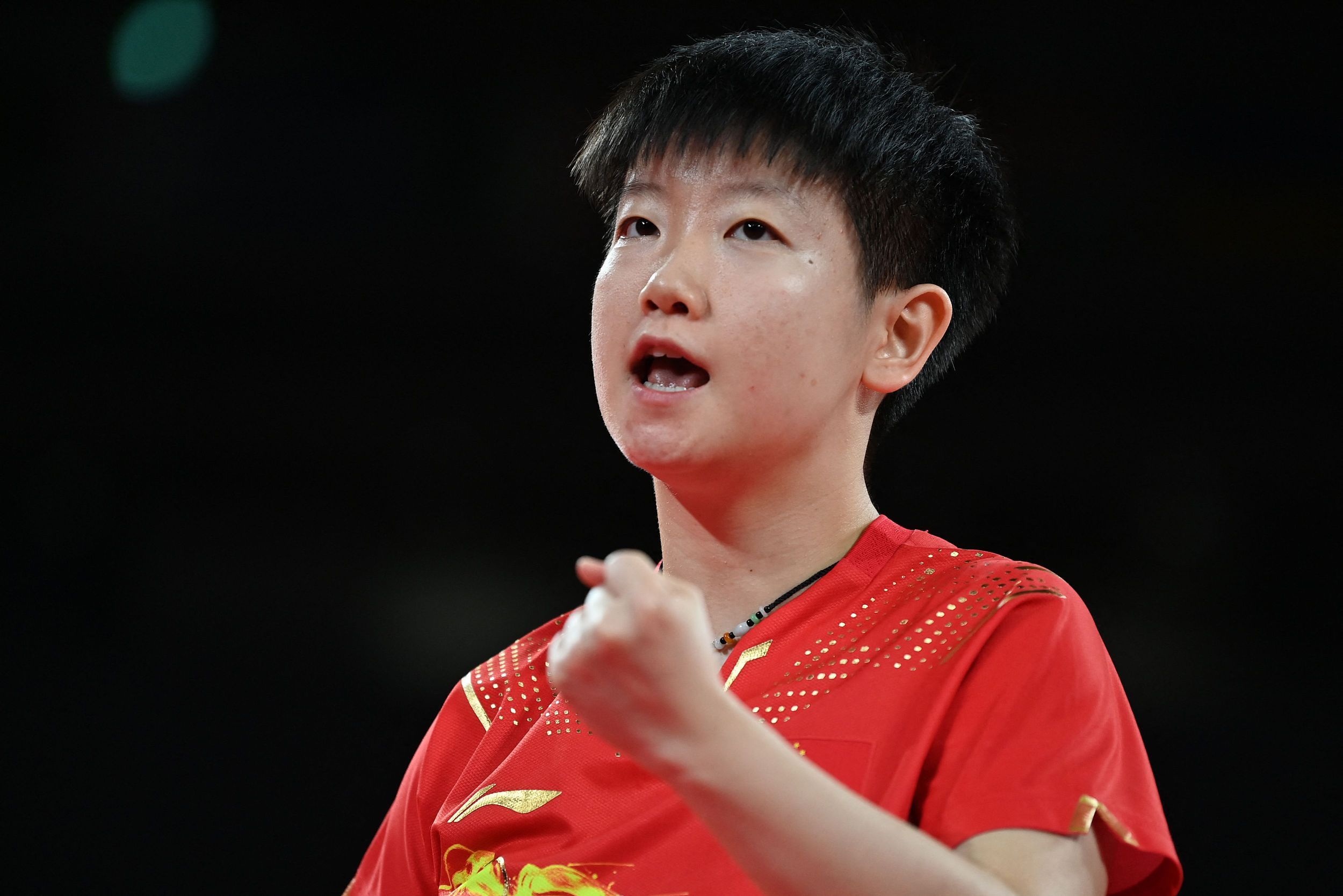 东京奥运会乒乓球女子单打半决赛,中国选手孙颖莎以11:3,11:9,11:6,11