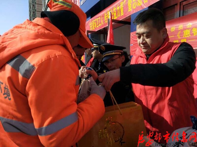 志愿者联盟延安服务中心为延安环卫工春节前送