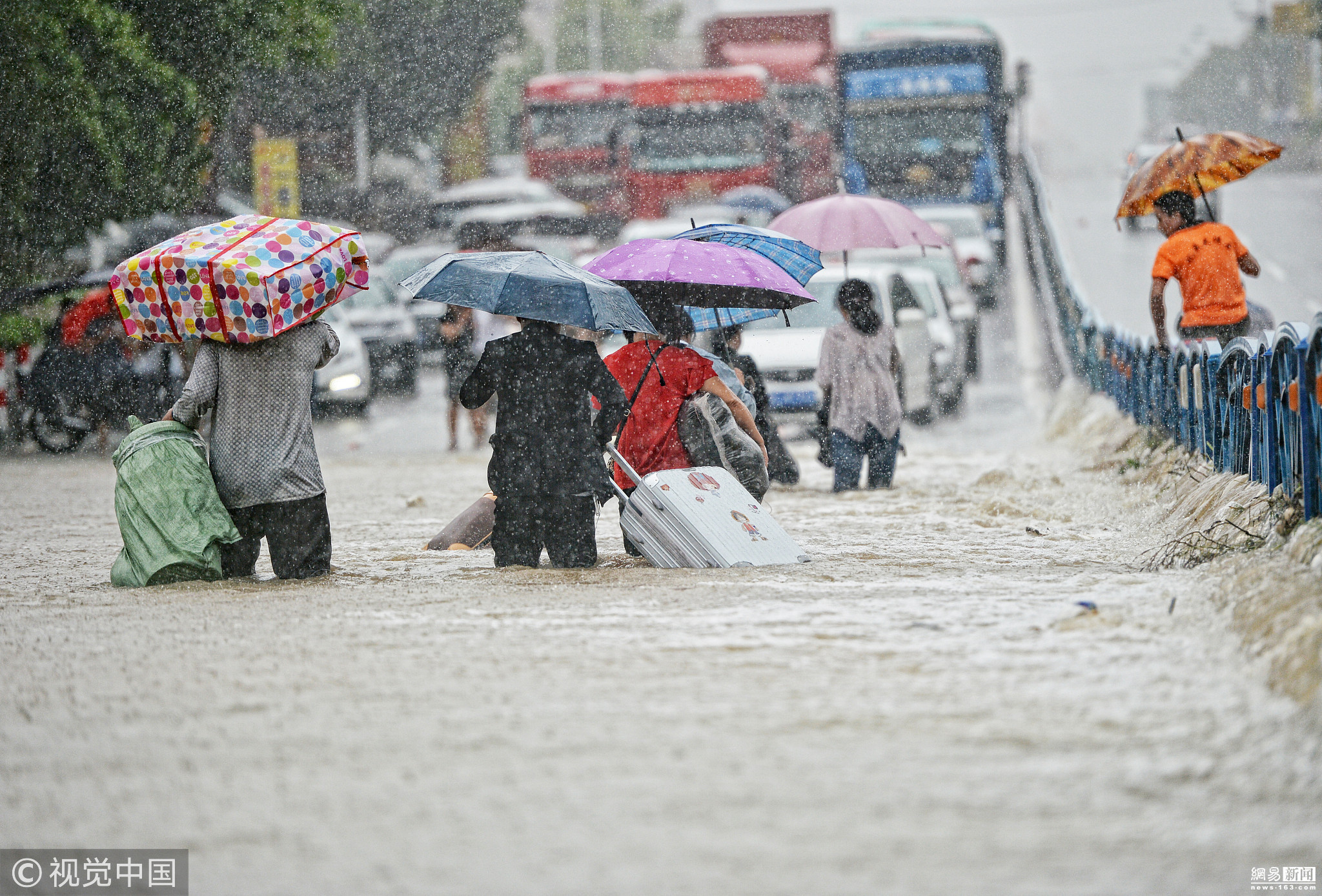 南方多地遭大暴雨袭击 民众出行如冲浪