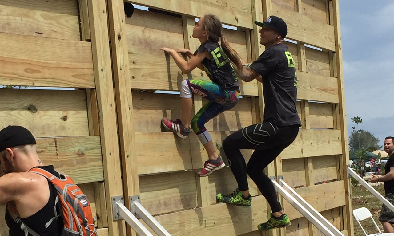 比赛途中她几乎无所不能，穿梭、攀越、在泥地负重前行，各种地形条件下的匍匐前进，甚至夜间耗尽体力，完全以意志来支撑的攀绳，甚至还跳过了火坑。