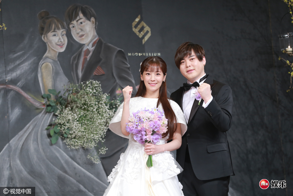 o.t成员文熙俊大婚 亲吻妻子脸颊秀恩爱