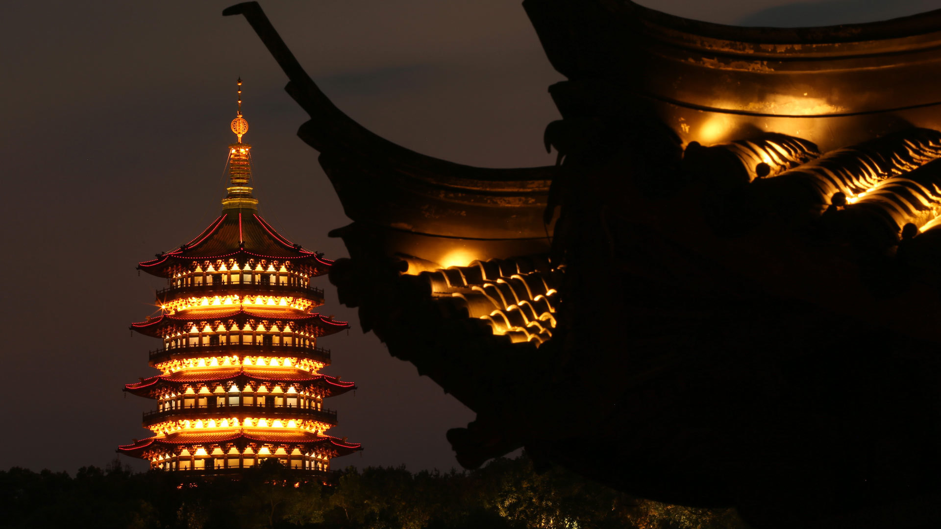 杭州雷峰塔夜景（左，8月31日摄）。 新华社记者殷刚摄