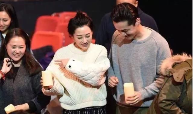 胡歌跪地签名暖心抑郁症患者,80后如何释放压