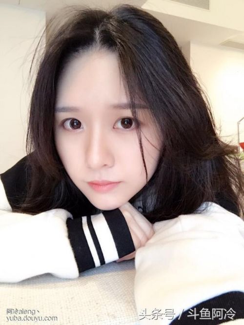 斗鱼阿冷直播时打字键盘声比较大被网友批评