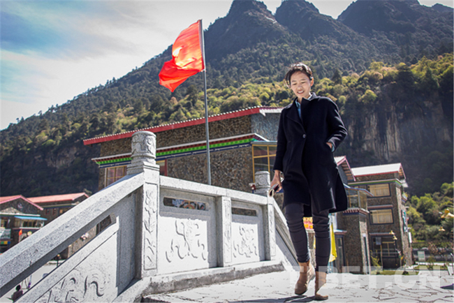 图为白玛央金走在麻麻生态文明小康示范村中.