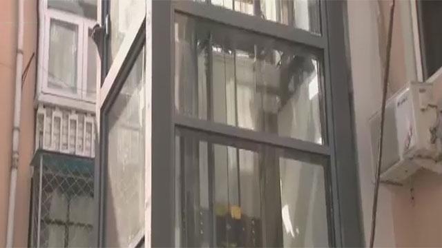北京首个老楼外挂电梯投入使用 吸引众人参观 北京首个老楼外挂电梯投入使用 吸引众人参观