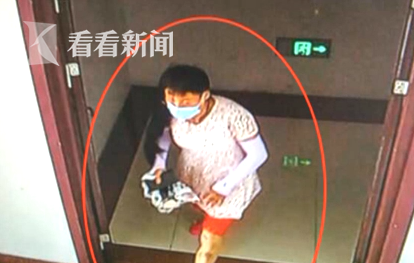 惊恐万分的男子赶紧换回男装，然后逃跑。在逃跑过程中，男子将手机落下，被女子捡到后交给了警察。目前，派出所已经介入调查。