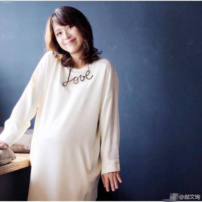 "小郡主"邝文珣晒孕照 笑称肚子大到能当桌子了