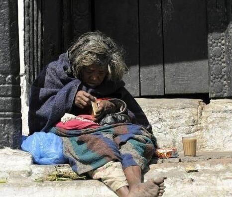 老太去世留下五十万,两子女想平分,谁知继承人却是一个乞丐