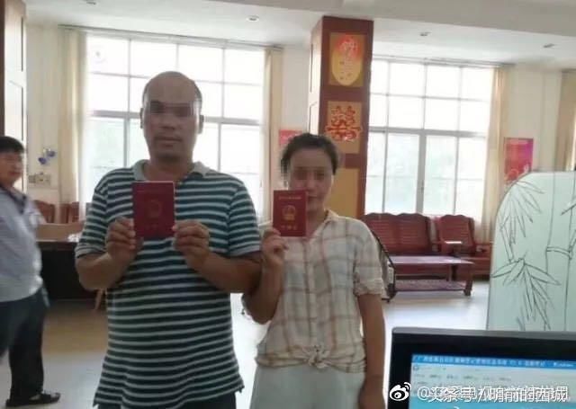 女子领证时遭暴打,一个男人肯下跪爱你,也随时