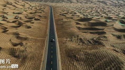 穿越塔克拉玛干沙漠腹地，世界在建最长沙漠公路今日通车！