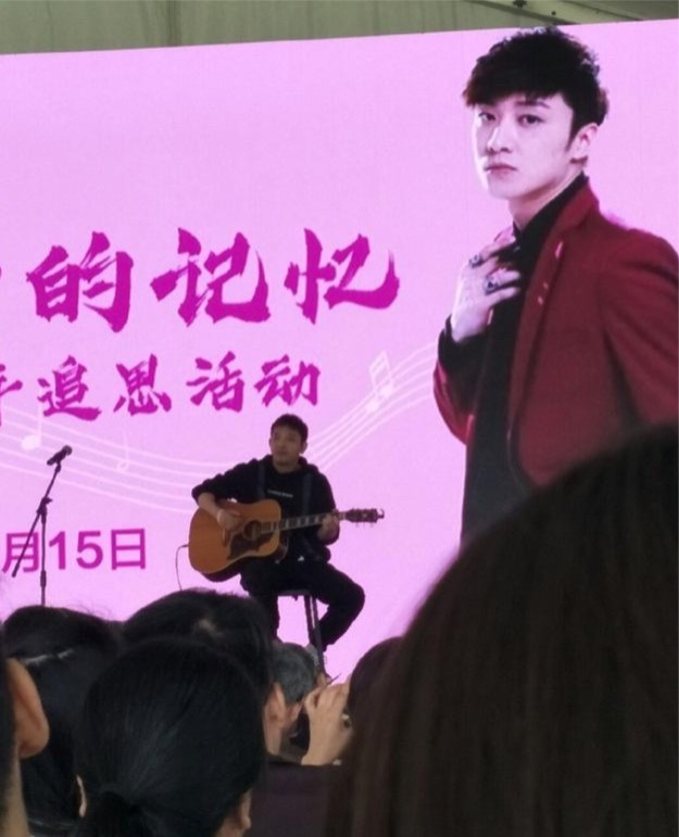 乔任梁去世3周年办追思会 乔母好友齐到场现场布置让人泪目(图6) 乔任梁去世3周年办追思会 乔母好友齐到场现场布置让人泪目(图6)