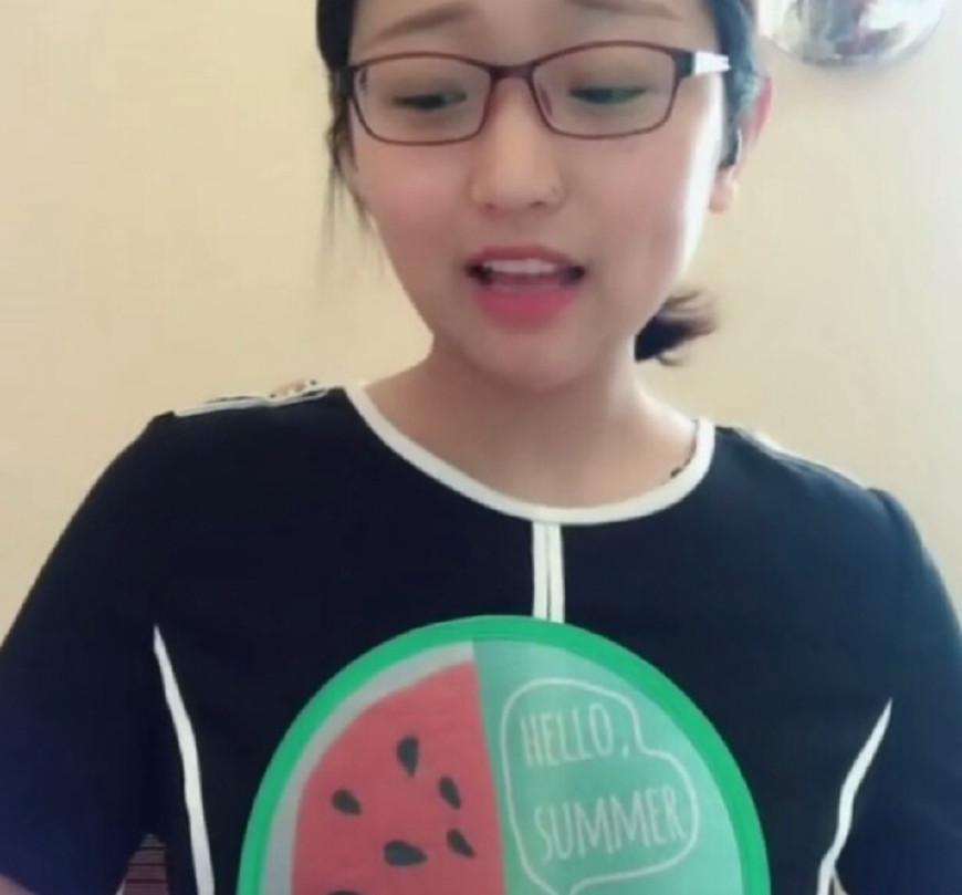 除了温婉,抖音还有很多可爱的小姐姐,比如拿着